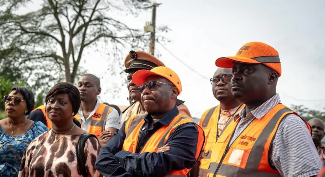 Le ministre Edgard Moukoumbi et ses équipes lors de sa visite pour évaluer l’avancement des chantiers à Lébamba et Makongonio.