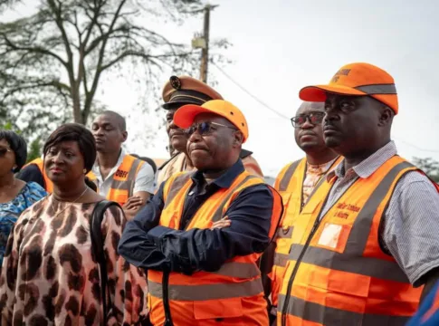 Le ministre Edgard Moukoumbi et ses équipes lors de sa visite pour évaluer l’avancement des chantiers à Lébamba et Makongonio.