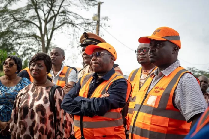 Le ministre Edgard Moukoumbi et ses équipes lors de sa visite pour évaluer l’avancement des chantiers à Lébamba et Makongonio.