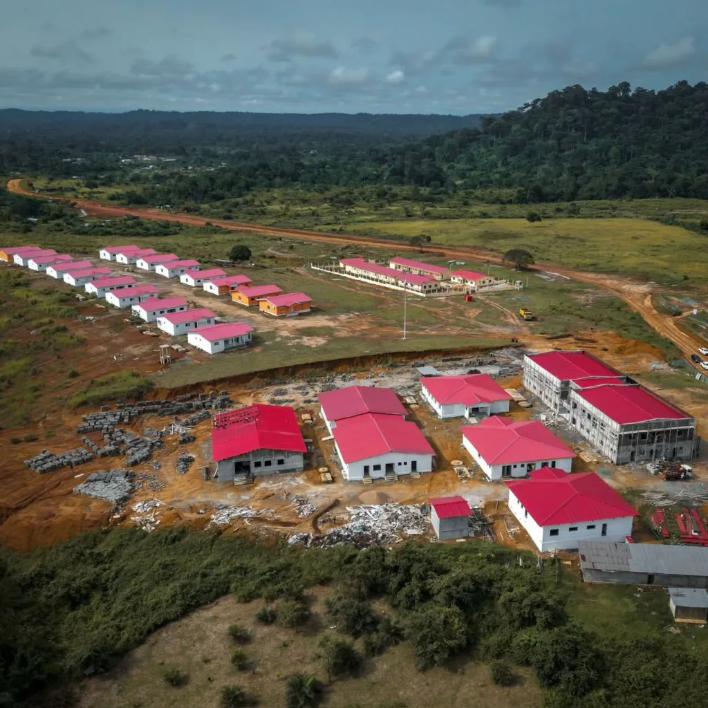 Chantiers de Lébamba et Makongonio : coup de pression sur les entreprises adjudicataires 1 Les 45 logements destinés aux cadres en cours de construction à Makongonio.