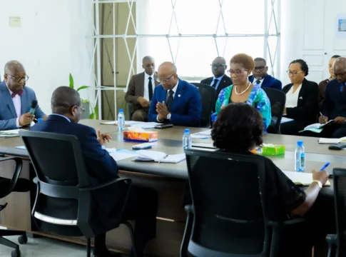 Le ministre de l’Intérieur, Adrien Nguema Mba, préside les échanges sur la fermeture de la décharge de Mindoubé et le projet du CTVD de Nkoltang.