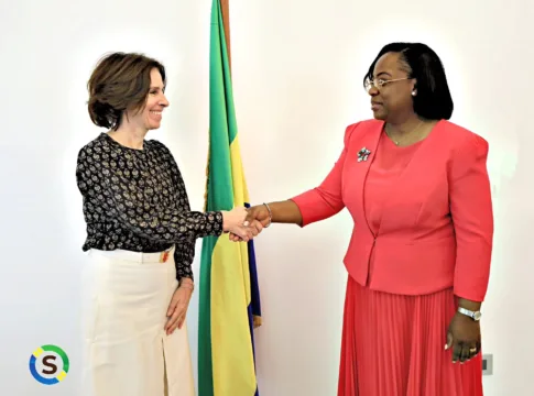 La présidente du Sénat, Huguette Yvonne Nyana-Ekoume épouse Awori Onanga, recevant en audience l’ambassadrice de l’Union européenne au Gabon, Cécile Abadie.
