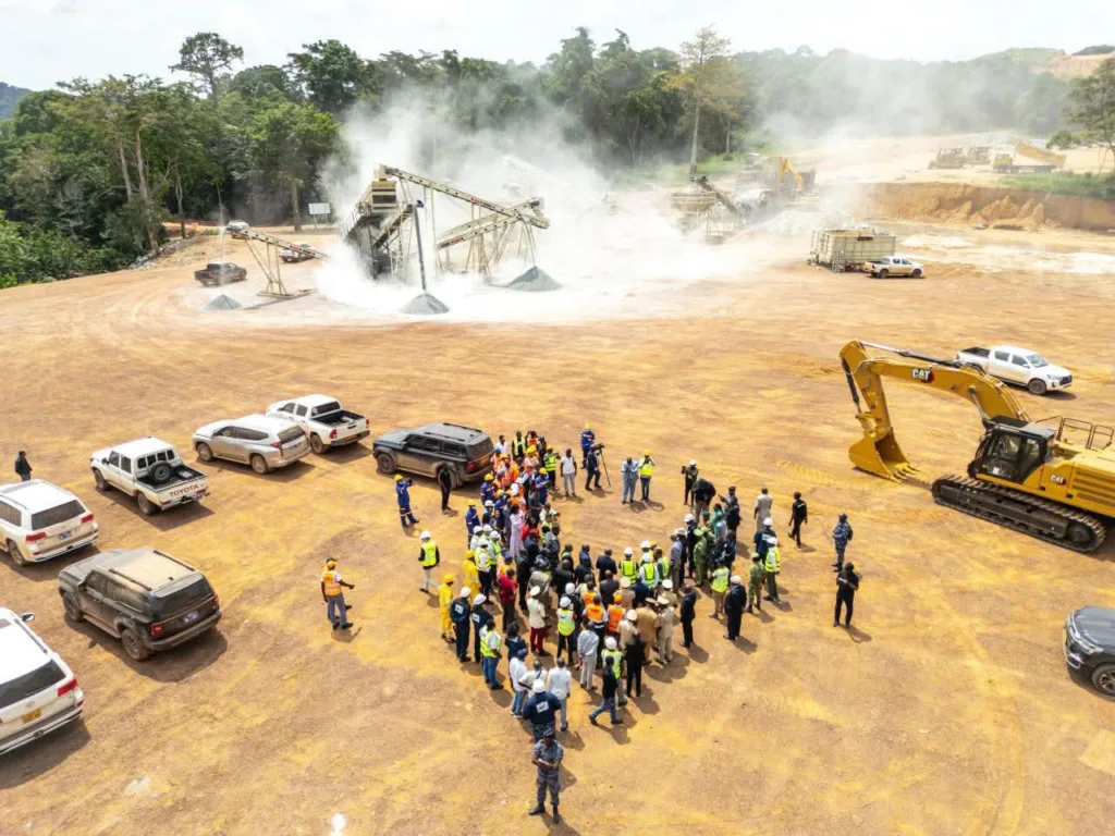 Gabon : Le chantier stratégique Alembé–Lopé–Mikouyi désormais lancé 1 Un projet à forte portée sociale, intégrant emplois locaux et actions communautaires au profit des populations riveraines.