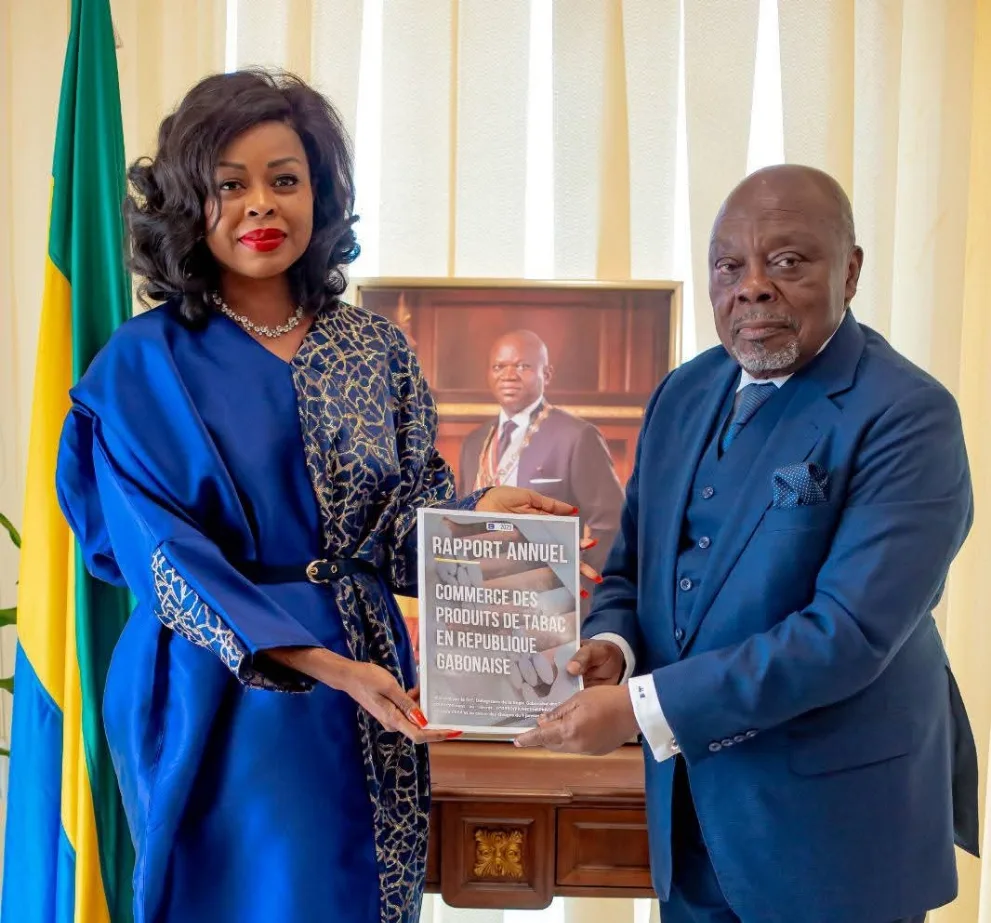 Gabon : Zenaba Gninga Chaning échange avec le PDG du GIE sur le marché du tabac 1 Gabon : Zenaba Gninga Chaning échange avec le PDG du GIE sur le marché du tabac