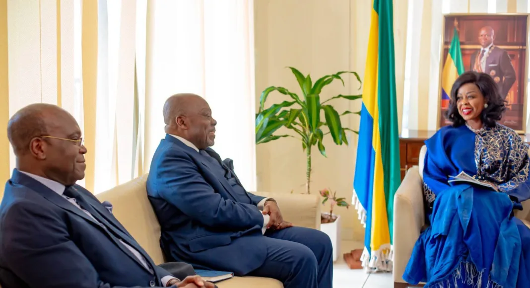 Gabon : Zenaba Gninga Chaning échange avec le PDG du GIE sur le marché du tabac