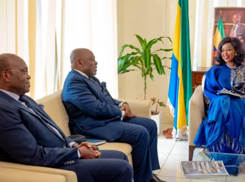 Gabon : Zenaba Gninga Chaning échange avec le PDG du GIE sur le marché du tabac