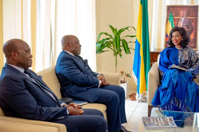 Gabon : Zenaba Gninga Chaning échange avec le PDG du GIE sur le marché du tabac