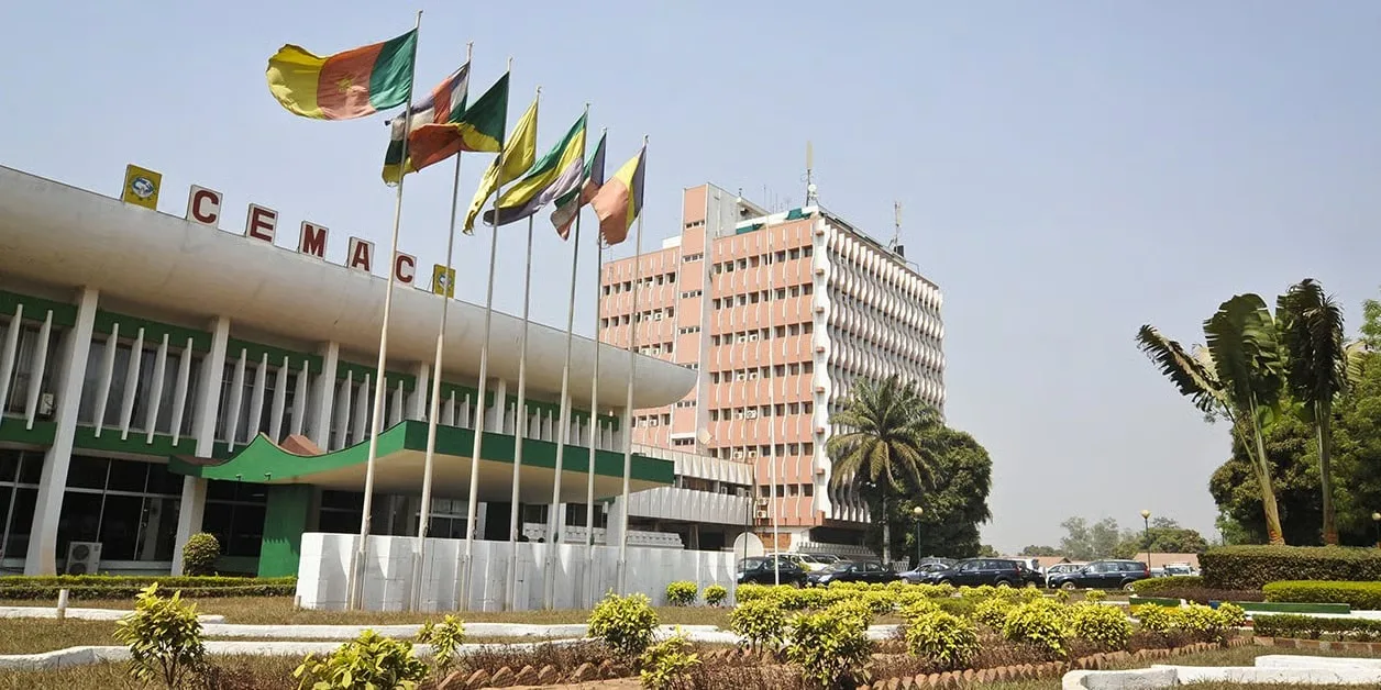 En proie à de sérieuses difficultés financières, la CEMAC annonce la suspension provisoire de certaines de ses activités, dans l’attente de solutions durables.