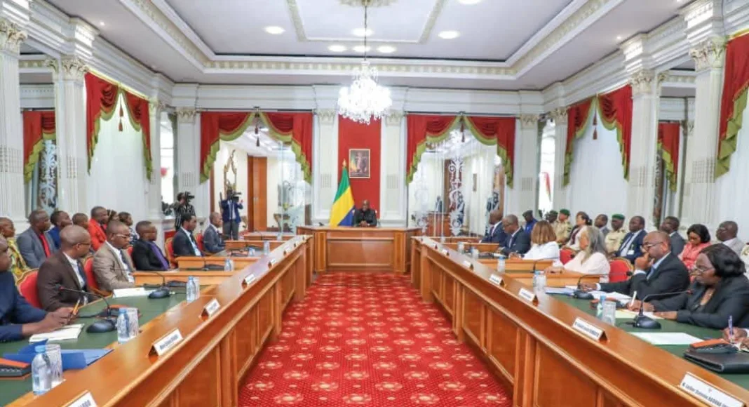 Vue d’ensemble d’une séance de concertation entre le gouvernement et les partenaires sociaux du secteur de l’enseignement supérieur.