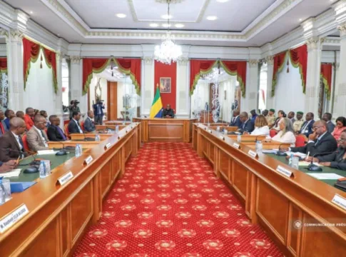 Vue d’ensemble d’une séance de concertation entre le gouvernement et les partenaires sociaux du secteur de l’enseignement supérieur.