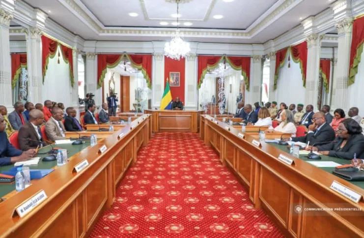 Vue d’ensemble d’une séance de concertation entre le gouvernement et les partenaires sociaux du secteur de l’enseignement supérieur.