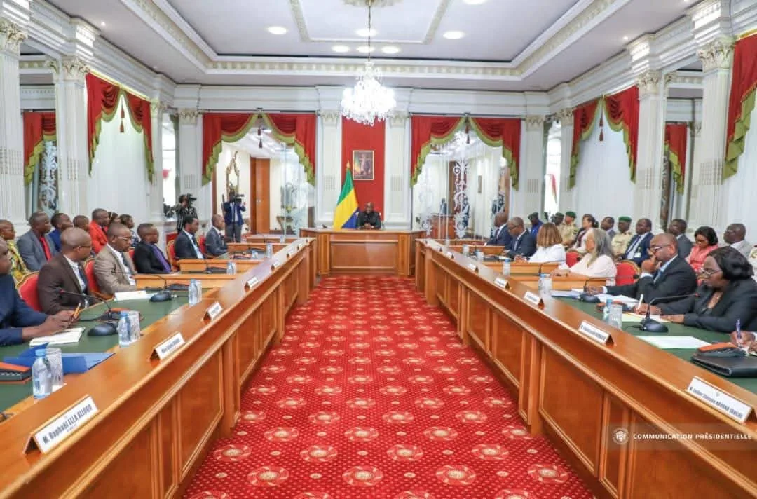 Vue d’ensemble d’une séance de concertation entre le gouvernement et les partenaires sociaux du secteur de l’enseignement supérieur.