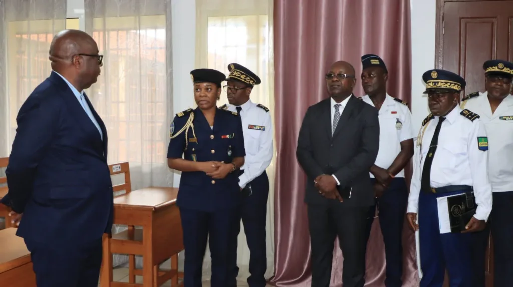 Adrien Nguema Mba aux policiers : « Ce qui doit être restauré le sera, …. » 1 Adrien Nguema Mba mesure les conditions réelles de travail des policiers.
