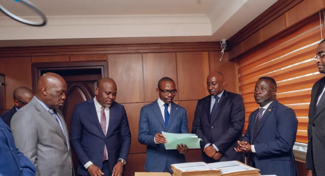 Le ministre Mays Mouissi lors de la remise officielle des 5 224 décisions de cession à la Conservation foncière.