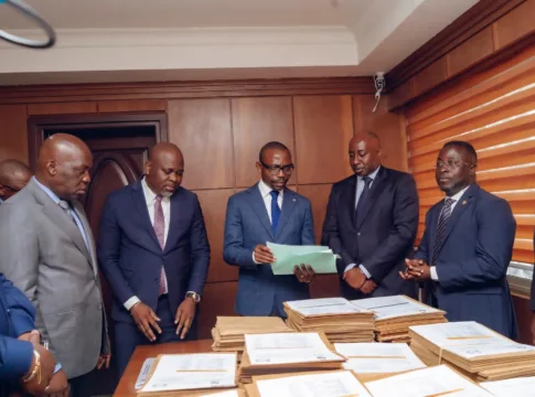 Le ministre Mays Mouissi lors de la remise officielle des 5 224 décisions de cession à la Conservation foncière.