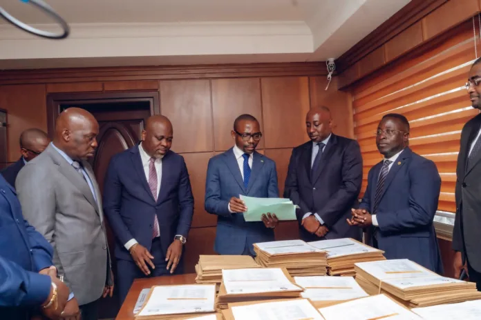 Le ministre Mays Mouissi lors de la remise officielle des 5 224 décisions de cession à la Conservation foncière.