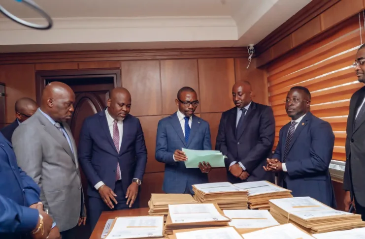 Le ministre Mays Mouissi lors de la remise officielle des 5 224 décisions de cession à la Conservation foncière.