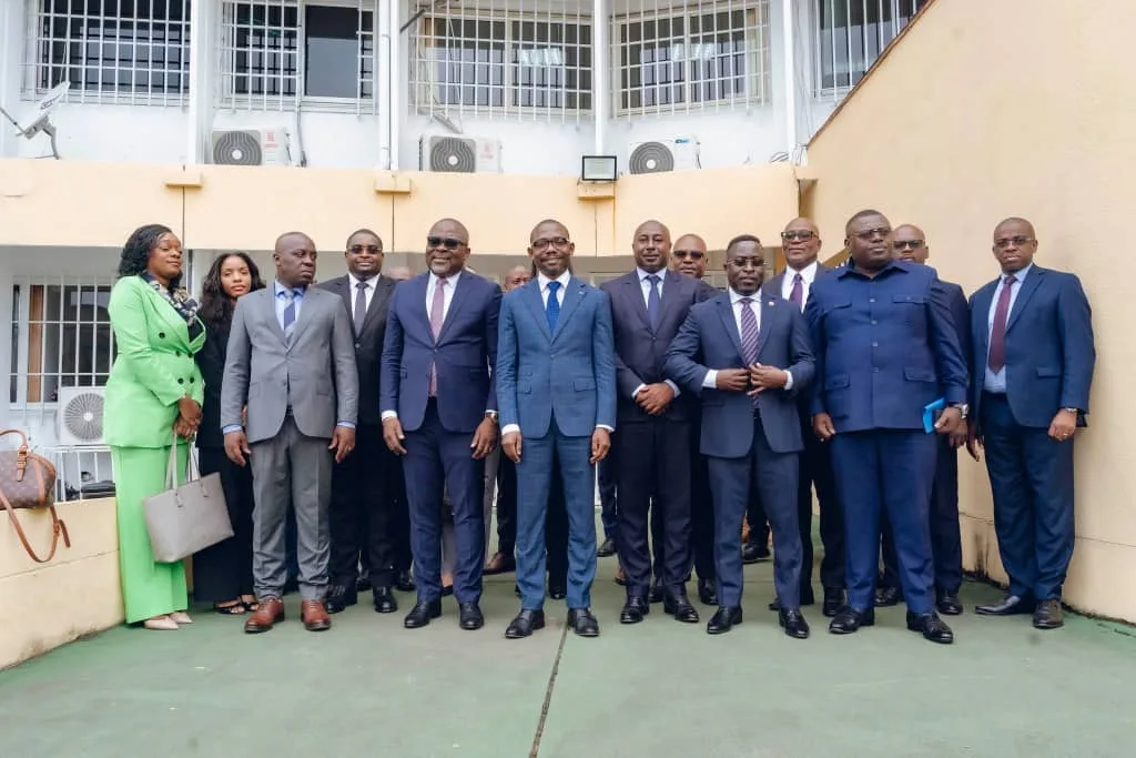 Propriété foncière au Gabon : Cap vers l’objectif de cinquante mille dossiers traités 1 Une étape clé vers l’accès sécurisé à la propriété pour des milliers de familles gabonaises.