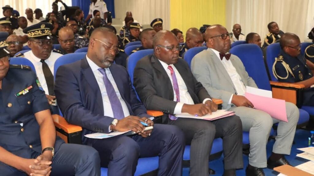 Gabon : Les FPN passent à l’heure du numérique pour briser les vieux démons 1 Échanges entre le ministre de l’Intérieur et le Haut Commandement autour de la Loi de Programmation Sécuritaire 2026-2030, axe central de la modernisation des forces de sécurité.