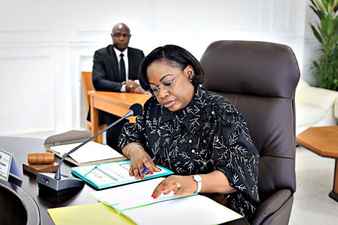Sous la conduite de Huguette Yvonne Nyana-Ekoume épouse Awori Onanga, les membres du Bureau passent au crible l’organisation et le protocole de la cérémonie d’ouverture.