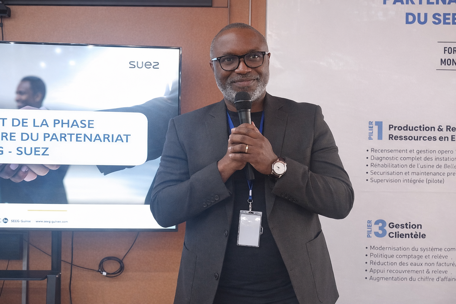 Steeve Saurel Legnongo, debout et déterminé, symbolise l’urgence d’un accès à l’eau pour tous les Gabonais.