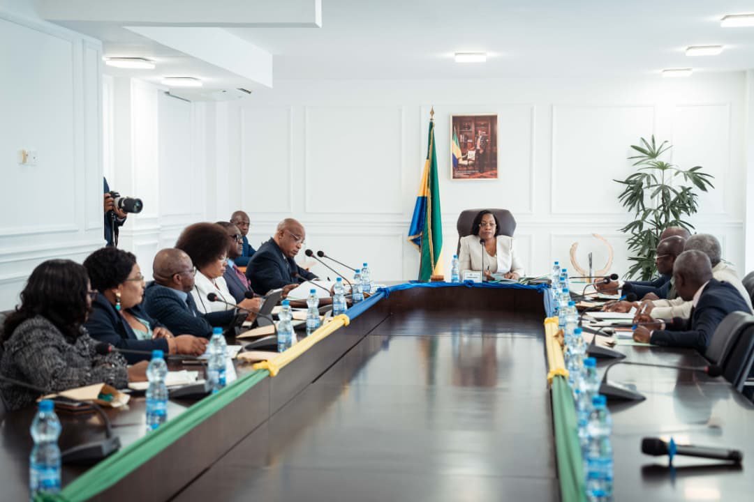 les commissions permanentes — organes essentiels pour l’organisation et le suivi des travaux législatifs — ont été mises en place le 16 mars 2026 à la faveur d’une séance plénière dirigée par le Président du Sénat, Madame Huguette Yvonne NYANA-EKOUME Épouse AWORI ONANGA.