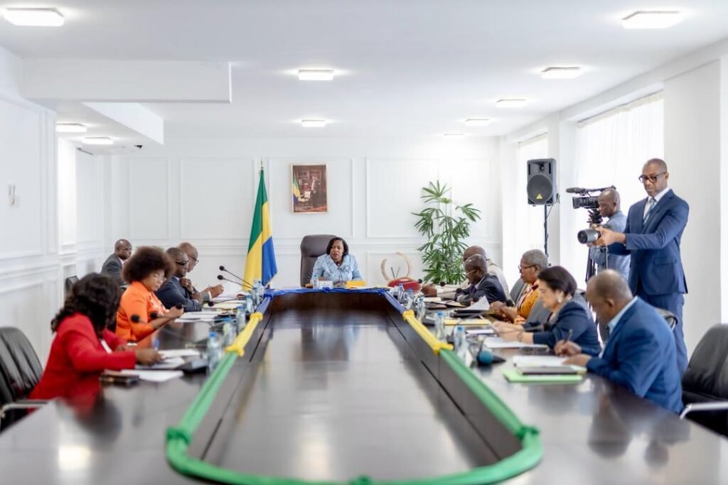 Gabon : Le sénateur Georges Mpaga propose une traque des fonds détournés 1 Le Bureau du Sénat lors de ses réunions statutaires dédiées à la coordination de l’activité parlementaire.
