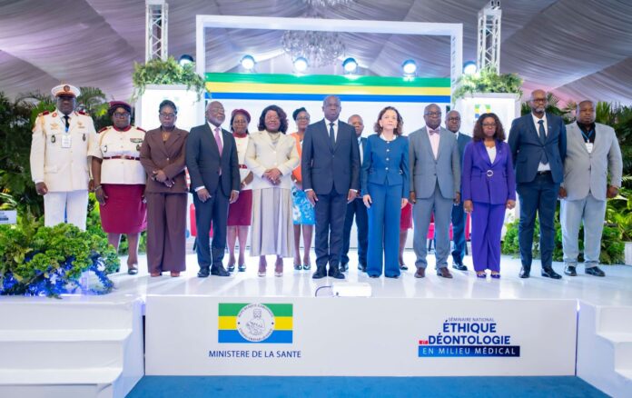 Photo de famille entre le gouvernement de la République et des spécialistes de la santé.