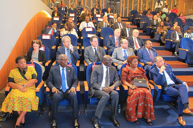 Gabon : Le gouvernement s’explique sur la suspension des réseaux sociaux devant les diplomates 1 Gabon : Le gouvernement s’explique sur la suspension des réseaux sociaux devant les diplomates