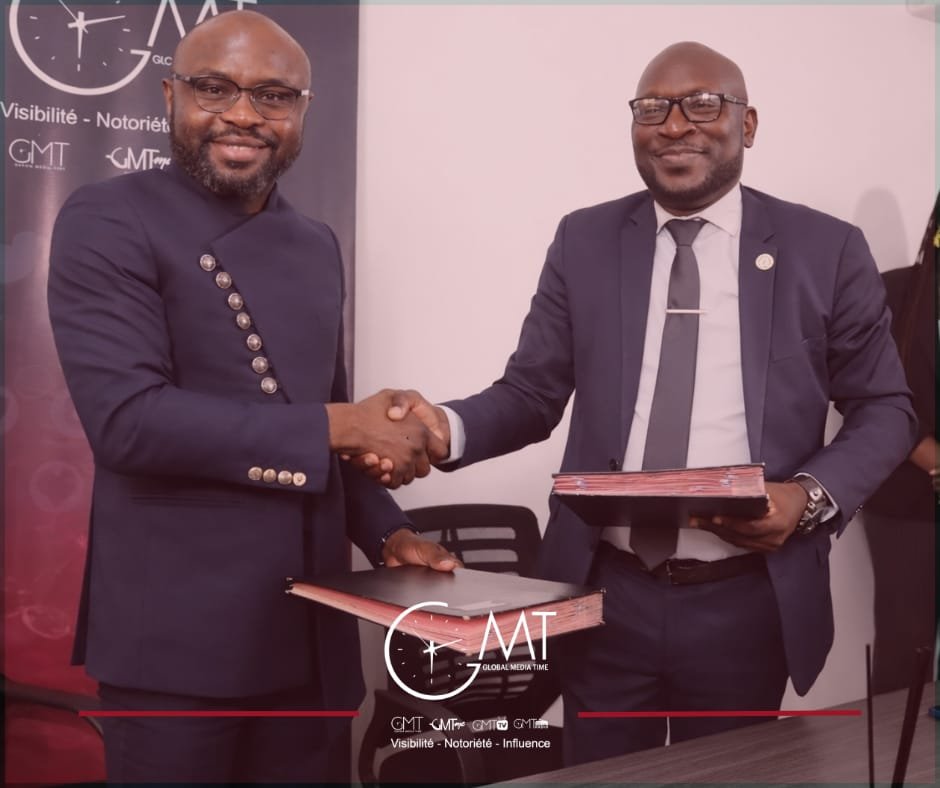 Aristide Edzegue Mendame (à droite) DG de l’IUSO-SNE et Harold Leckat (à gauche) lors de l’échange de parapheurs