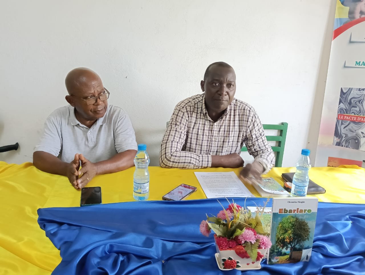 Okoumba Nkoghe (à droite), auteur du l'œuvre accompagné de Paul Maxime Moussavou lors de la présentation de « Ebarlare ».