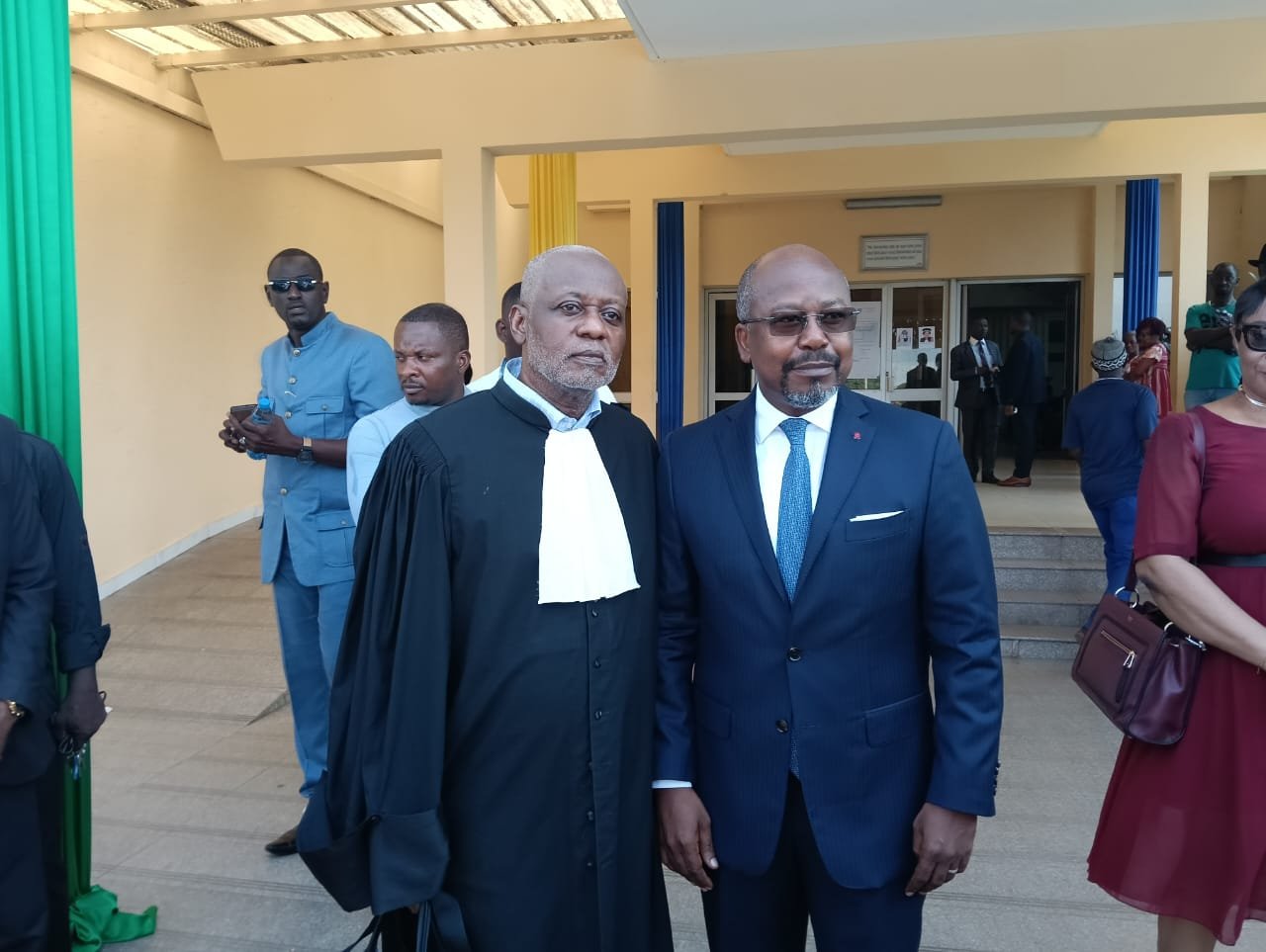 Alain Claude Bilie By Nze et son avocat Me Moumbembe ce mercredi 11 mars au Palais de Justice de Libreville.