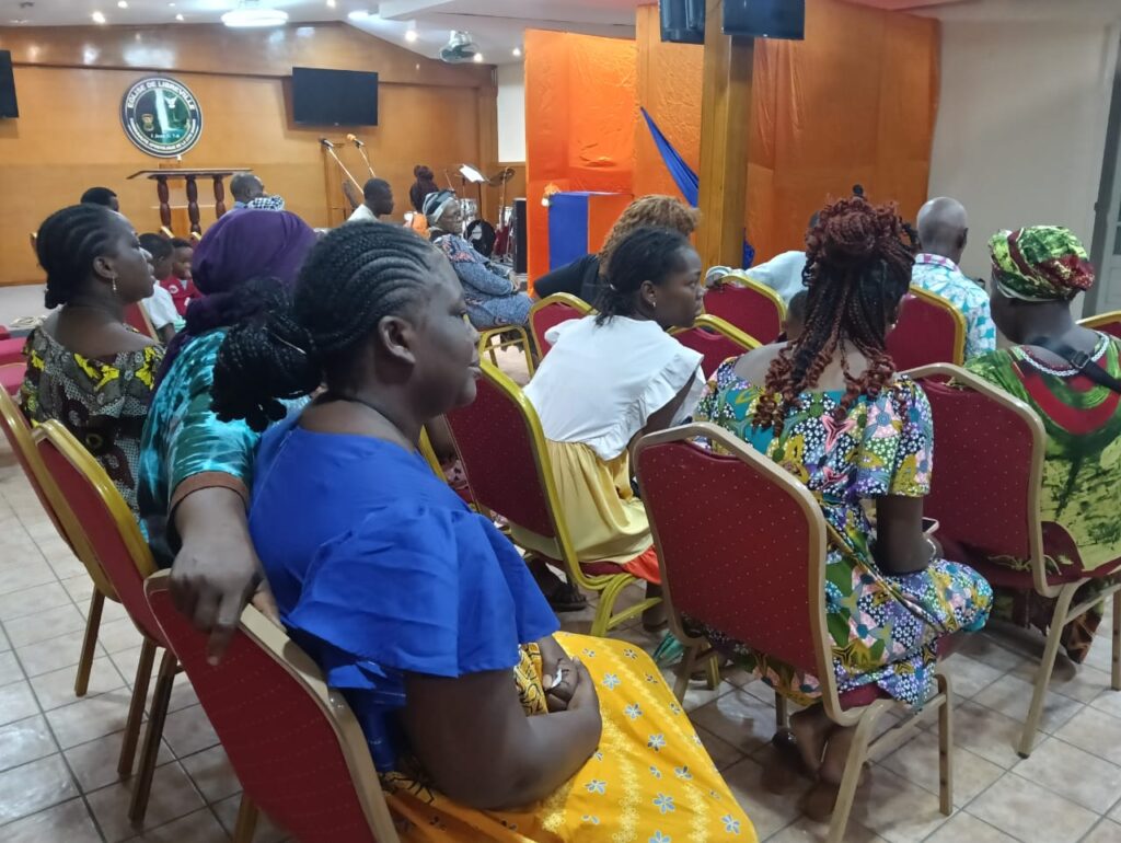 Gabon : Consultations gratuites à la Cité Damas grâce à l’Eglise de Libreville Communauté Apostolique 1 Les patients attendant chacun son tour de passage.