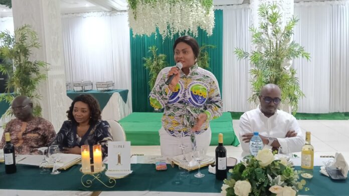 Nadia Christelle Koye lors de sa prise de parole devant ses frères et sœurs de Mulundu.