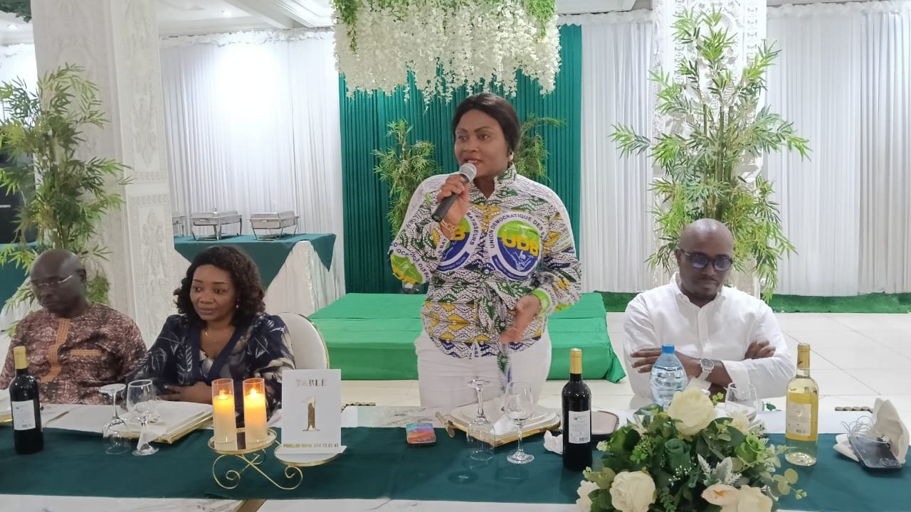 Nadia Christelle Koye lors de sa prise de parole devant ses frères et sœurs de Mulundu.