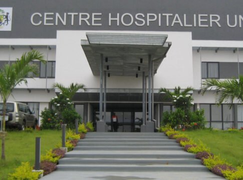 Entre retards chroniques et déshumanisation des soins, le malaise profite au secteur privé, creusant un fossé social dangereux.