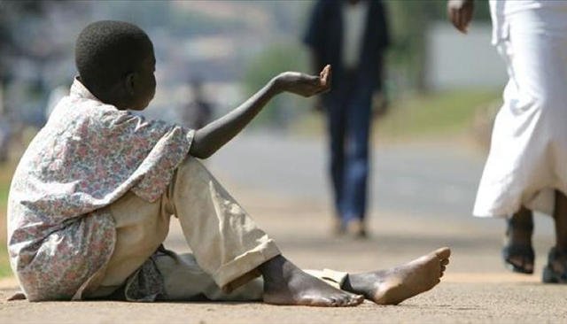 Exposés aux dangers de la rue, ces mineurs passent parfois la journée entière à tendre la main aux passants.