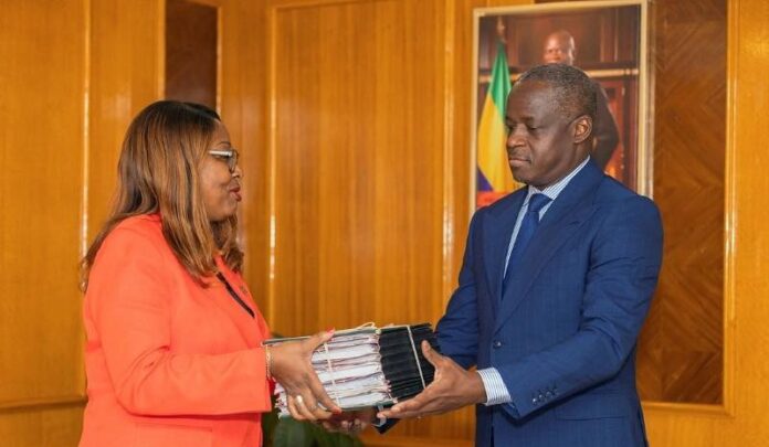 Laurence Ndong remettant à Hermann Immongault les premiers résultats concrets du « Guichet unique ».