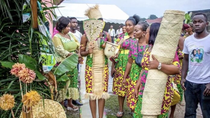 Une vue d'un mariage coutumier au Gabon.