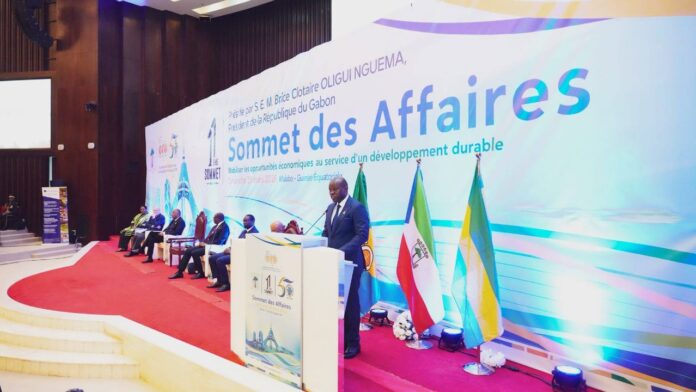 Brice Clotaire Oligui Nguema lors de son allocution au Sommet des Affaires de l’OEACP à Malabo, appelant à transformer les opportunités économiques en projets concrets.