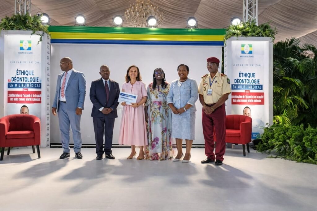 Gabon : Une feuille de route ambitieuse pour transformer l’éthique médicale 1 Remise de la feuille de route à la ministre de la Santé.