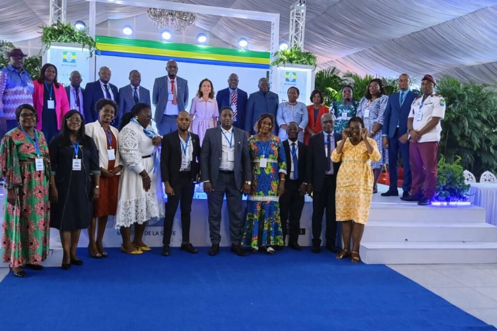 Gabon : Une feuille de route ambitieuse pour transformer l’éthique médicale 2 Photo de famille à l'issue de l'évènement.