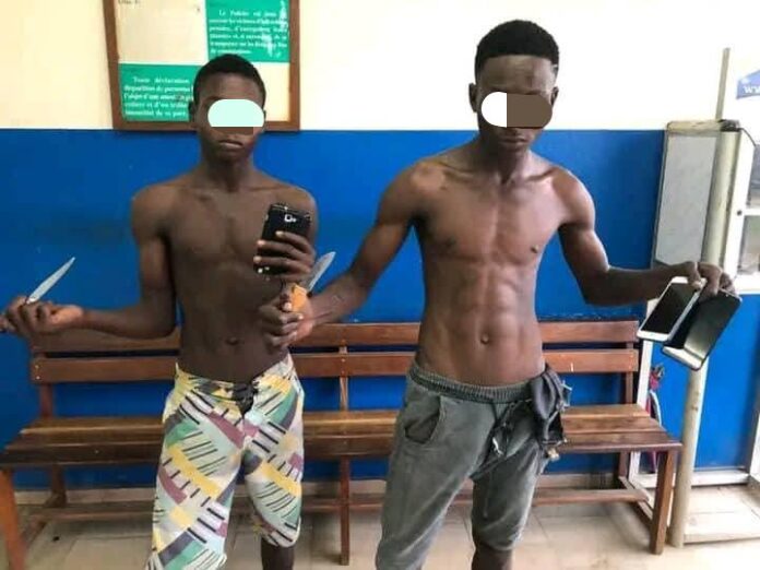 Interpellés après les faits à Lambaréné, les deux présumés agresseurs. Photo de GabonScoop.