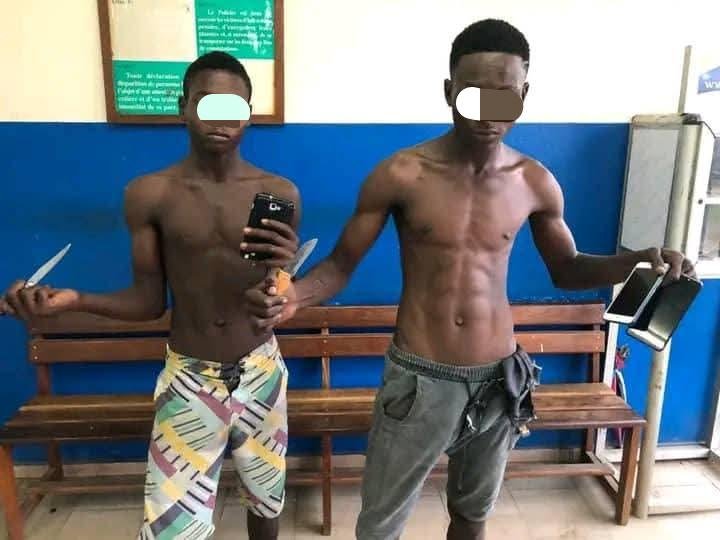 Interpellés après les faits à Lambaréné, les deux présumés agresseurs. Photo de GabonScoop.
