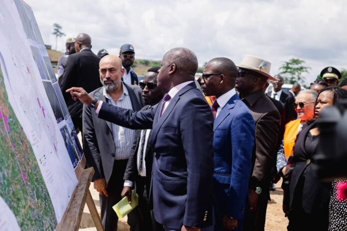 Au premier plan, le Vice-Président du Gouvernement, Hermann Immongault, examine la cartographie des parcelles sur le site d’Essassa, ce mercredi 1er avril 2026.