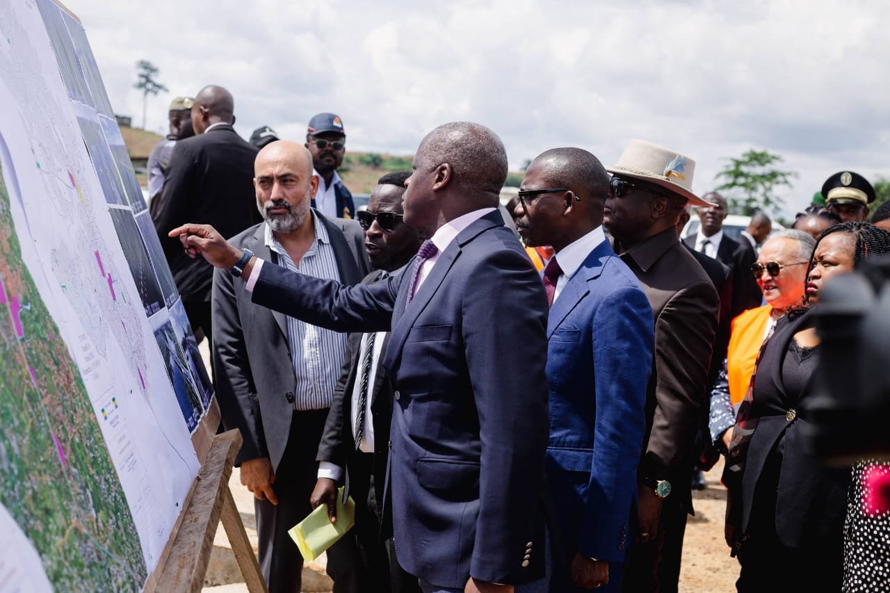 Au premier plan, le Vice-Président du Gouvernement, Hermann Immongault, examine la cartographie des parcelles sur le site d’Essassa, ce mercredi 1er avril 2026.