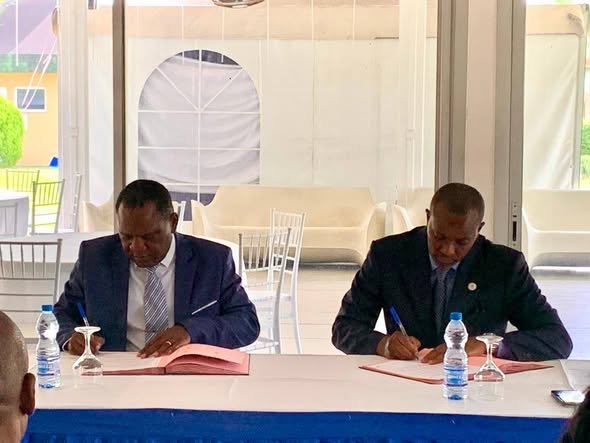 Joël Ngoueneni Ndzengouma (gauche) et Ismaël Gnamalengoungou Oligui (droite), lors de la signature de la convention de partenariat relative à la relance de la plantation des Cafés d’Ondjèye, le 1er avril 2026.