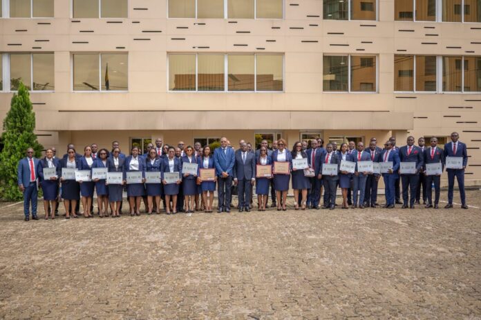 Au centre, Luther Steeven Abouna Yangui, Directeur Général de la Comptabilité Publique et du Trésor, posant pour la photo de famille avec la 8e promotion de l’IEF, ce vendredi 3 avril 2026.