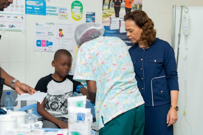 Au cœur des urgences, la ministre observe les réalités du terrain. ©gabonclic.info