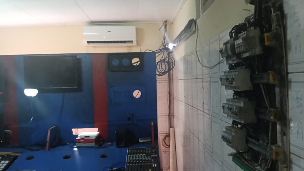 Gabon : La Radio Télévision Nazareth (RTN) au bord de l’extinction 2 La régie de RTN dans un piteux état.